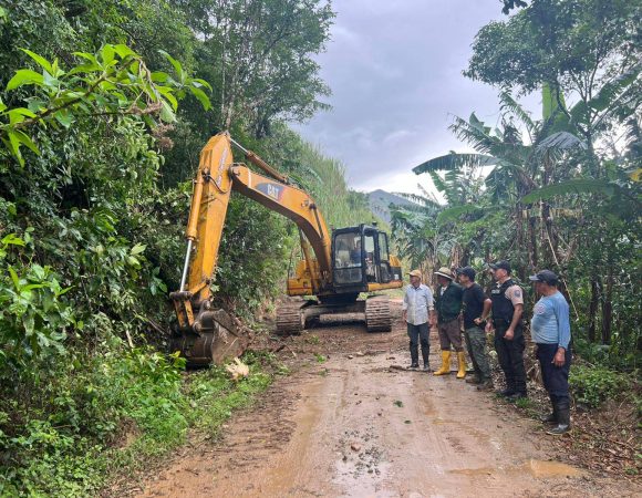 SE REALIZO LA AMPLIACION DE 1.5 KILOMETROS DE LA VIA HACIA EL BARRIO AMBOCAS