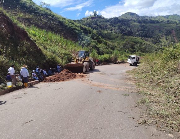 REALIZAMOS LA MINGA DE LIMPIEZA DE CUNETAS Y DESALOJO DE DERRUMBES