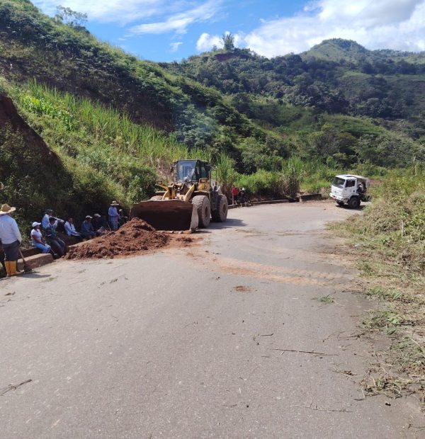 REALIZAMOS LA MINGA DE LIMPIEZA DE CUNETAS Y DESALOJO DE DERRUMBES